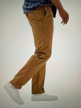American Eagle Outfitters Men's Flex Khaki Tan Chinos. Size 32 x 32.